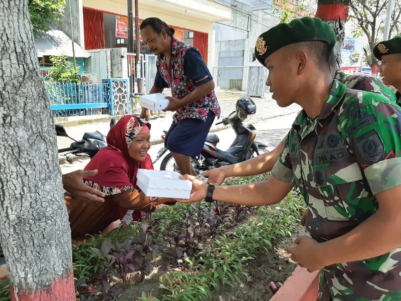 Yonarmed 12/Divif 2 Kostrad Sedekah di Jumat Berkah