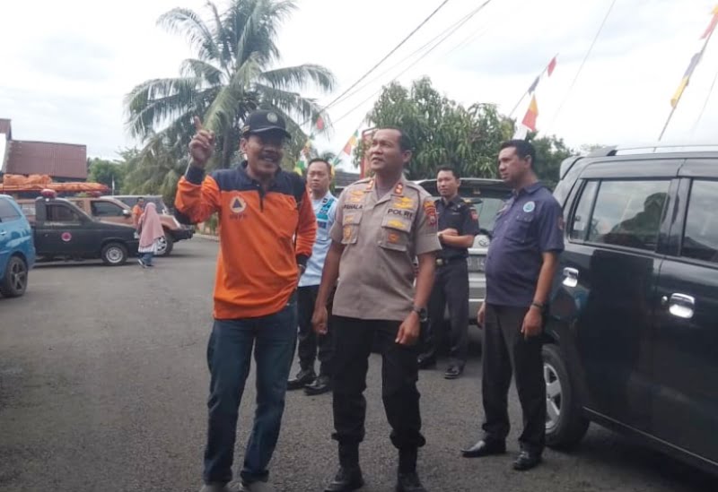 Kepala BPBD Kota Bengkulu, Selupati (kiri) dengan Kapolres meninjau tenda yang telah didirkan