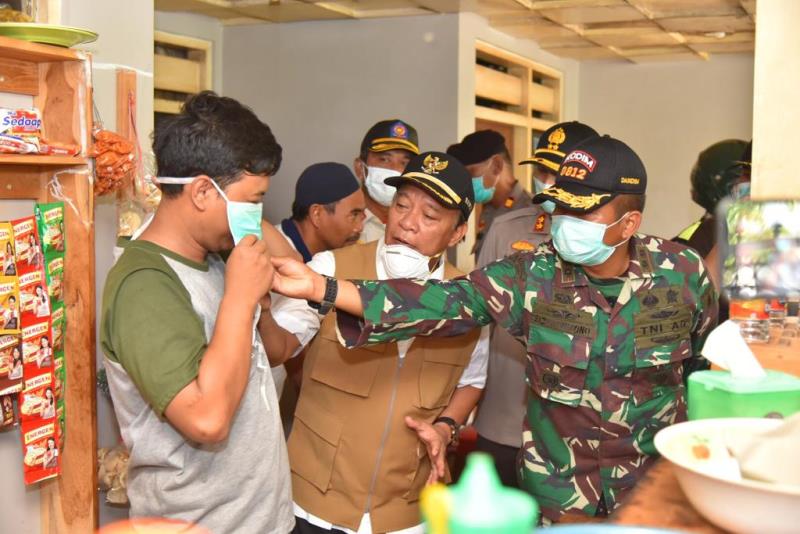 Warga Lamongan Diberikan Masker Gratis