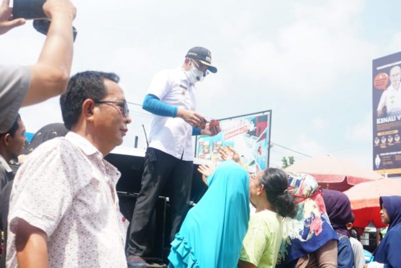 Sambil Sosialisasi Keliling, Bupati Gusnan juga Bagikan Masker Gratis