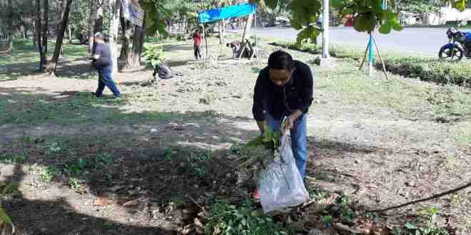 Kominfosan Bengkulu Bersih-bersih Pantai Panjang
