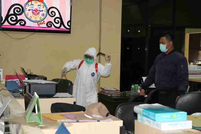 Cegah Covid-19, Dinkes Kota, TNI-Polri Semprot Mako Polda Bengkulu