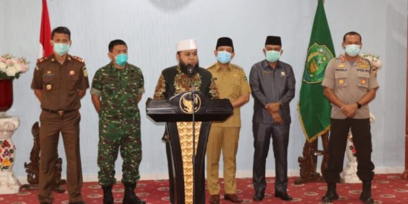 Wali Kota Bengkulu Helmi Hasan saat konferensi pers bersama Forkompinda, Selasa (24/3/20).