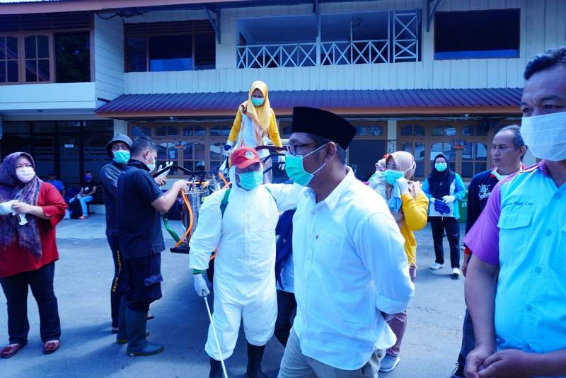 Wakil Gubernur Bengkulu Dedy Ermansyah (dua dari kanan) turun langsung melihat penyemprotan disinfektan oleh Dinas Kesehatan Provinsi