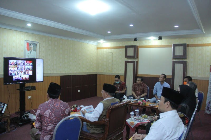 Gubernur Rohidin Mersyah (dua dari kiri) menggelar video conference dengan bupati dan wali kota se-Provinsi Bengkulu