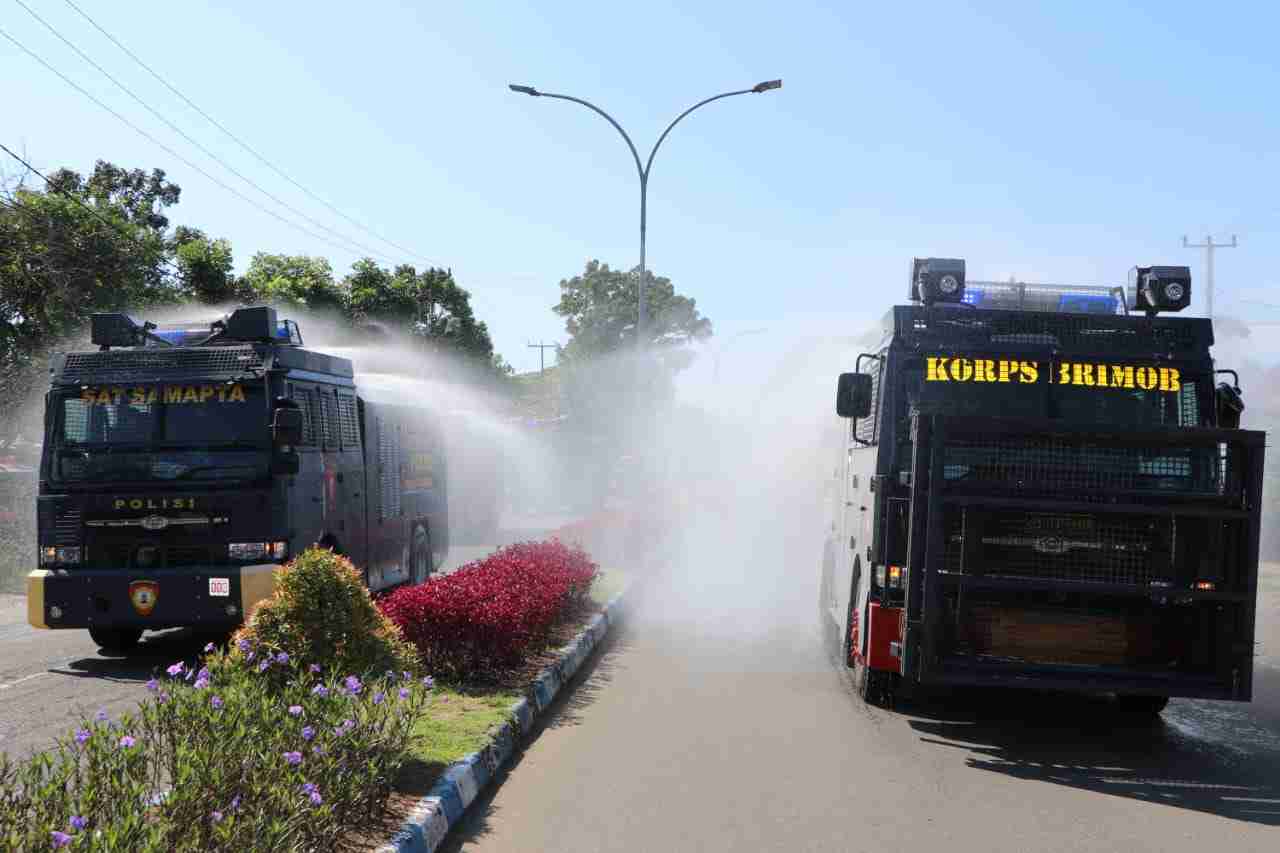Polda Bengkulu Melakukan Penyemprotan di Jalan Protokol