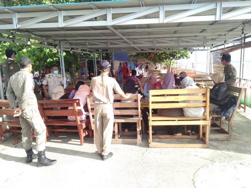 Satuan Polisi Pamong Praja (Satpol PP) Provinsi Bengkulu temukan warga yang masih berkerumun