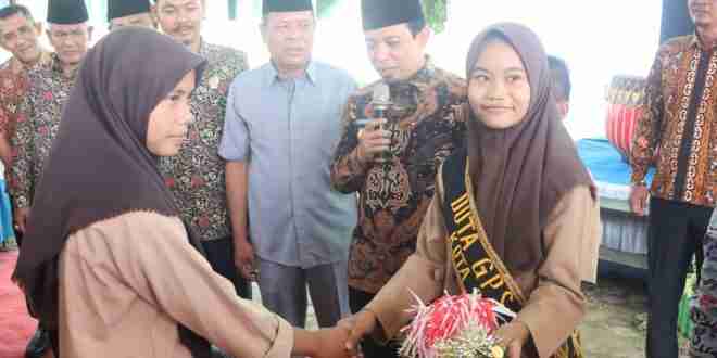 Siswi Ini Menangis Dapat Sepeda dari Wawali Bengkulu