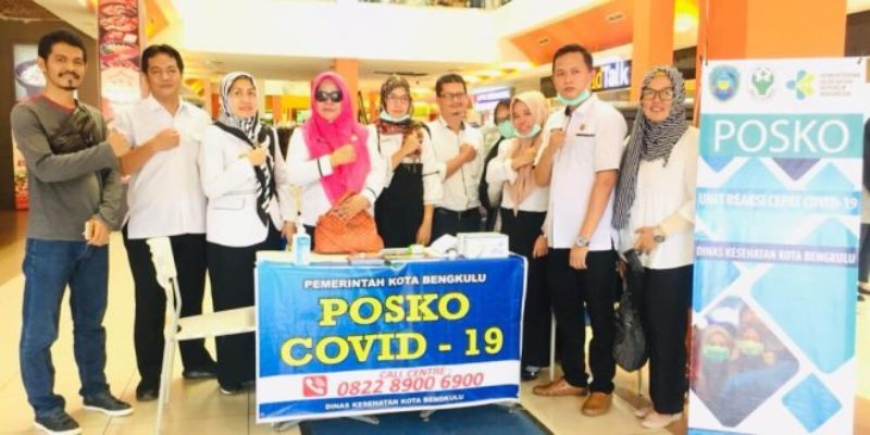 Kadinkes Kota dan Petugas Kesehatan di Posko salah satu Mall di Kota Bengkulu