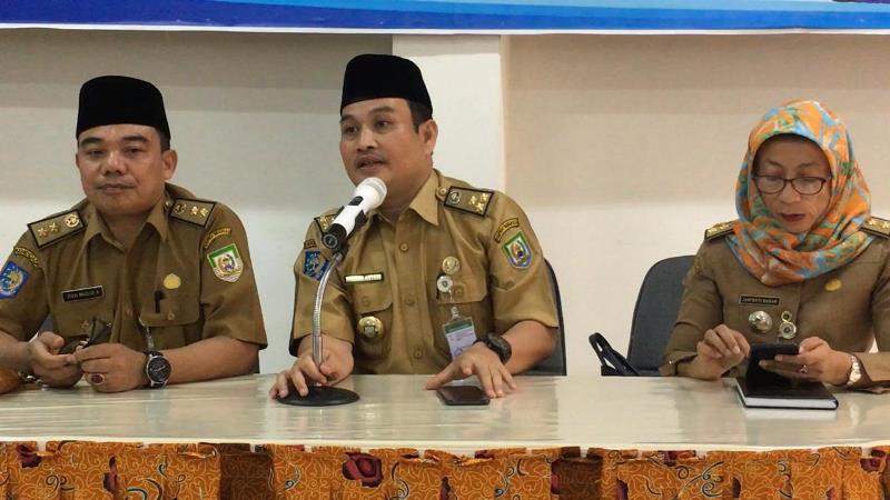Kepala Dinas Kesehatan Provinsi Bengkulu Herwan Antoni (tengah)
