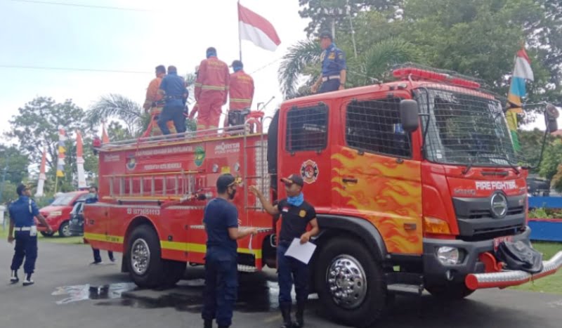 Mobil damkar milik Dinas PBK Kota Bengkulu menyemprot Disinfektan ke pemukiman warga