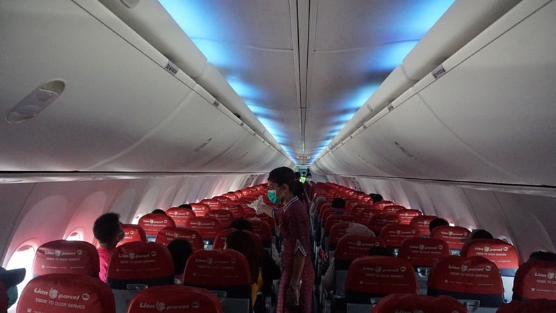 Pramugari Lion Air mengatur jarak aman bangku penumpang
