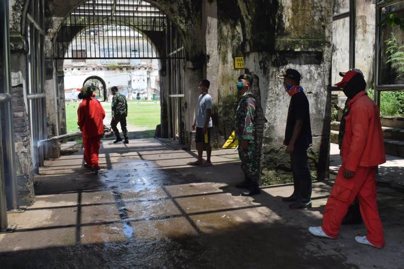 Yonarmed 12/Divif 2 Usir Jutaan Keberadaan Kelelawar di Benteng Van Den Bosch