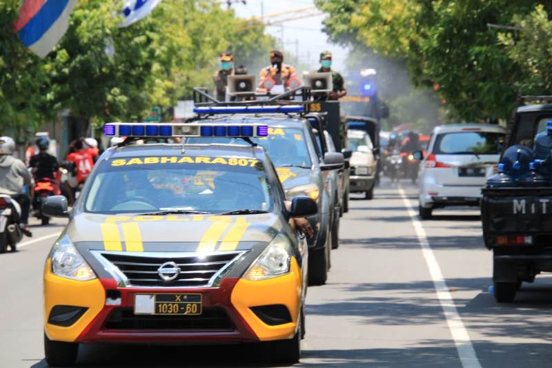 Jalan Raya Lamongan Disemprot Cairan Penangkal Corona