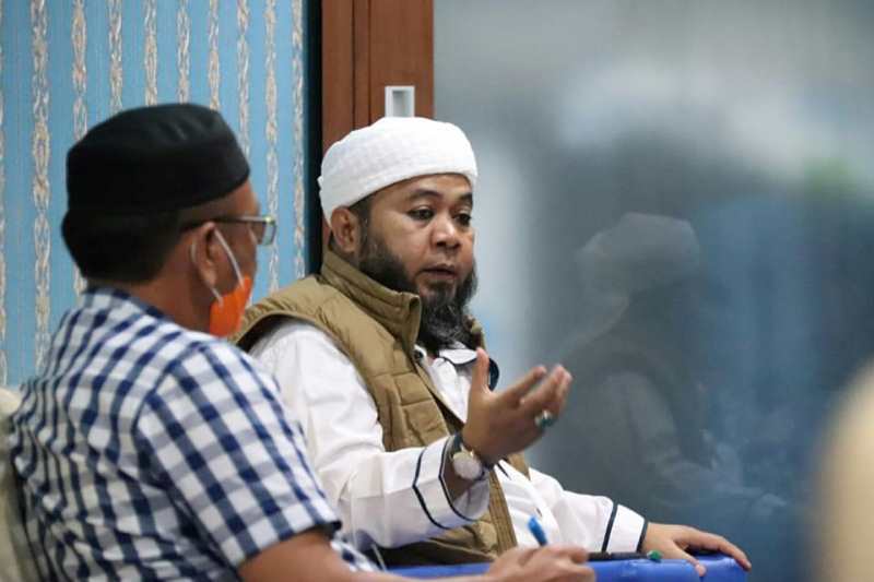 Wali Kota Bengkulu Helmi Hasan (kanan)