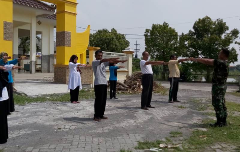 Biasakan Hidup Sehat, Babinsa Ajak Warga Senam dan Berjemur