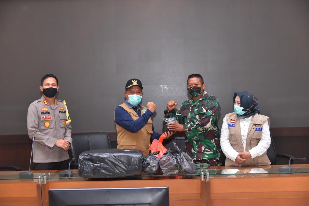TNI dan Polri Berikan Bantuan APD dan Ratusan Sembako ke Pemkab Lamongan
