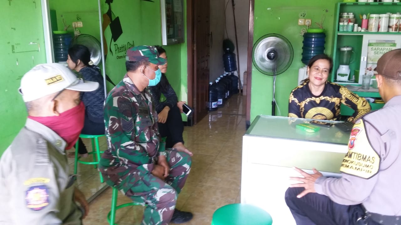 Aparat TNI dan Polri Imbau Warga Door To Door