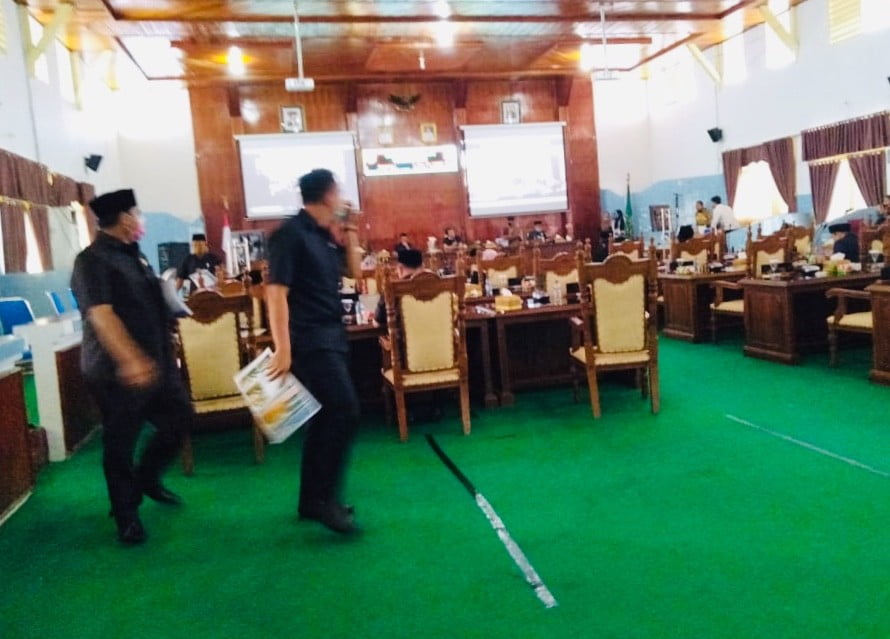 Anggota Dewan Ogah Lanjutkan Sidang Karena Bupati Absen