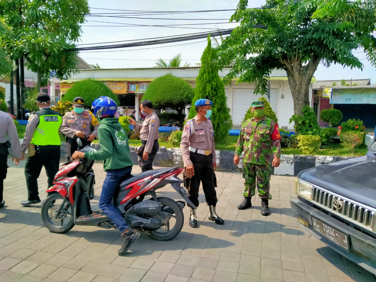 Perbatasan Kota Surabaya Mulai Dijaga Aparat dan Tim Medis