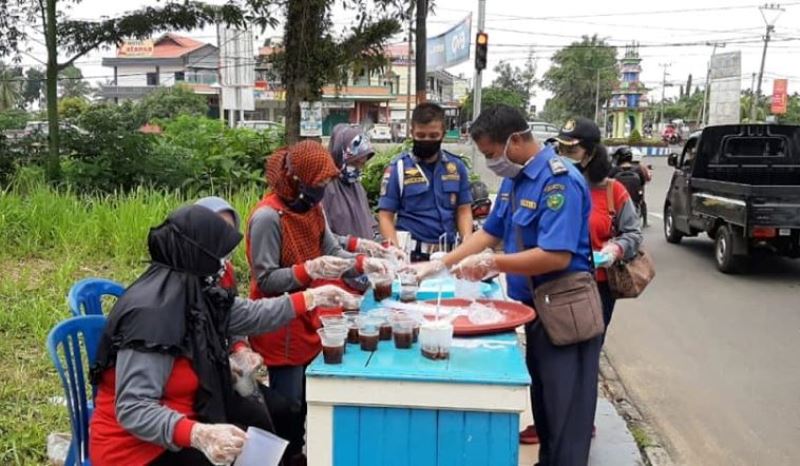 Damkar Kota Bengkulu Bagikan Pengendara Wedang Jahe dan Brosur