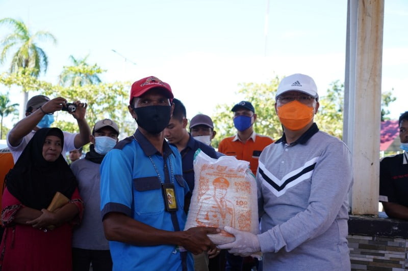Gubernur Bengkulu Bagikan Beras kepada Masyarakat Terdampak Covid-19