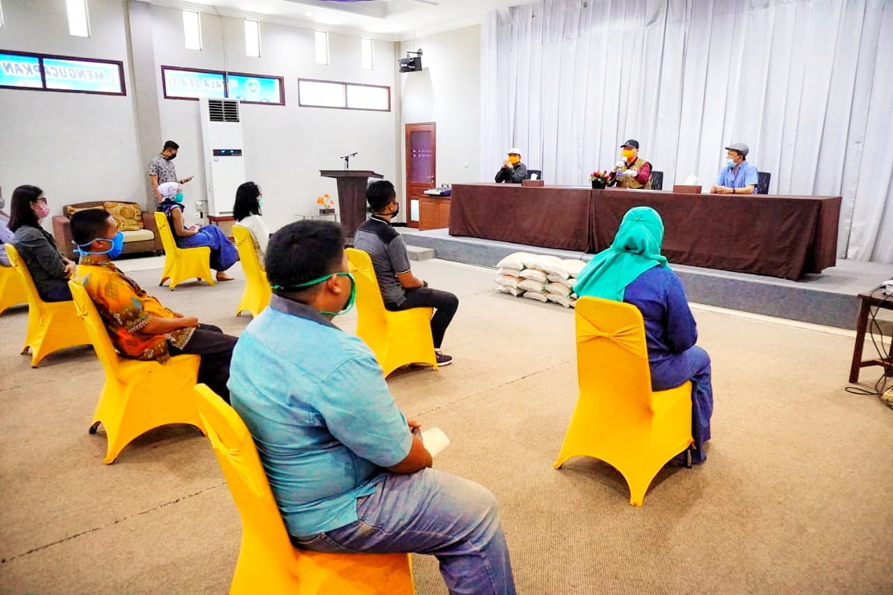 Dirumahkan, Karyawan Perhotelan Diberi Sembako dan Kartu Pra Kerja