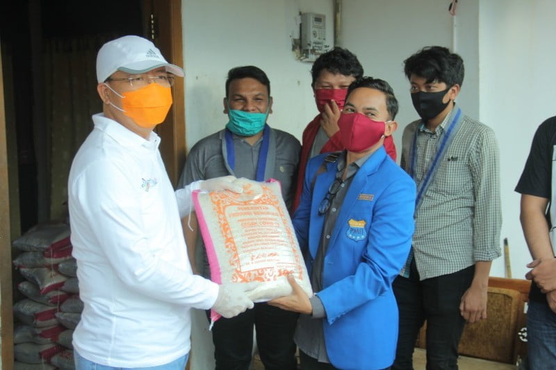 Rangkul OKP Tangani Dampak Covid-19, Gubernur Bengkulu Serahkan 583 Karung Beras