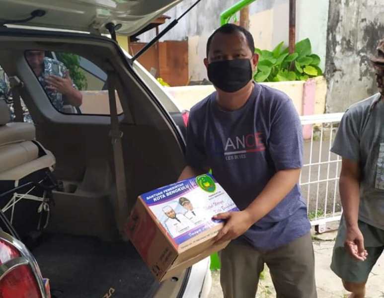 Agar Warga Tetap di Rumah, RT Ini Antar Bantuan Lewat Transportasi Online