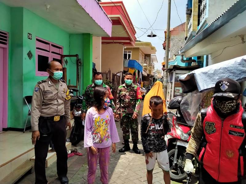 Semprot Disinfektan, Tiga Pilar Pabean Cantian Sisir Perkampungan Warga