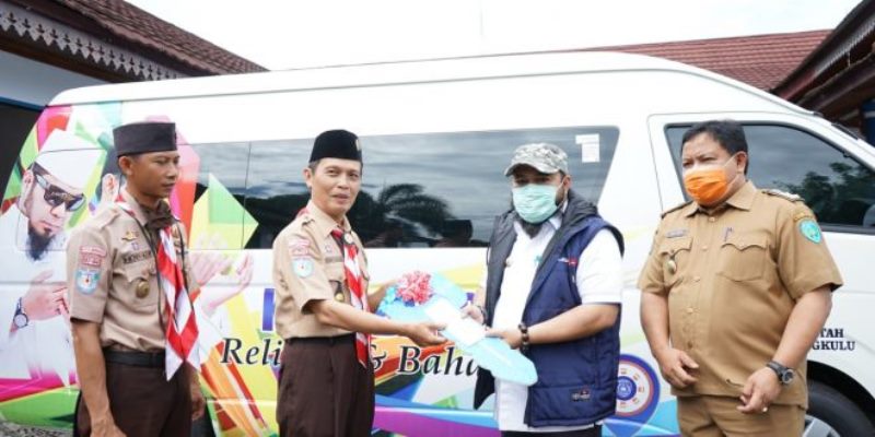Walikota Bengkulu Helmi Hasan menyerahkan simbolis kunci mobil operasional untuk Pramuka (dua dari kanan)
