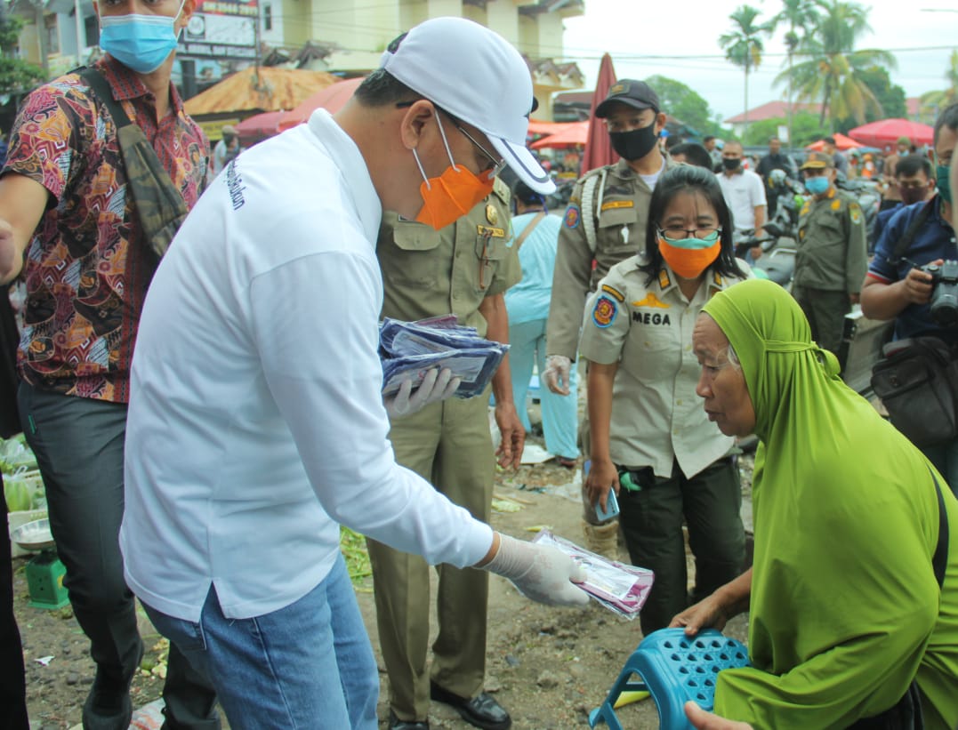 Bagikan Masker, Pedagang ke Gubernur Rohidin Ngeluh Pembeli Sepi