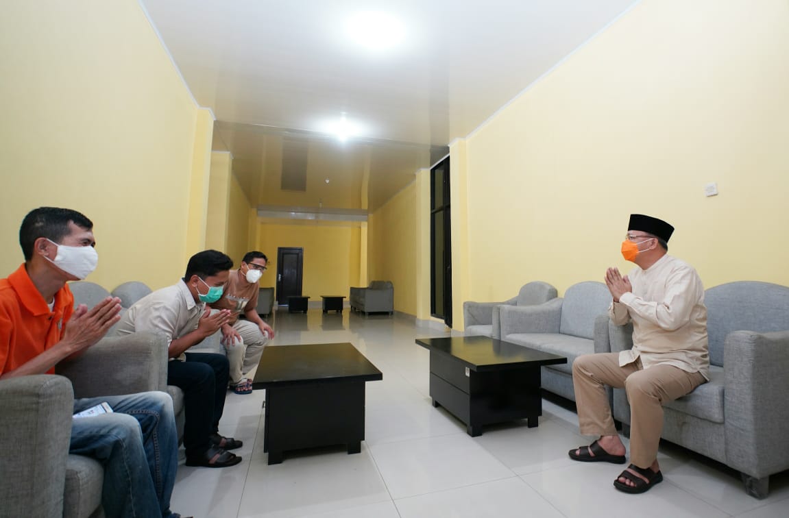 Lebaran Pertama, Gubernur Bengkulu Silaturahmi dengan Nakes Pejuang Covid-19