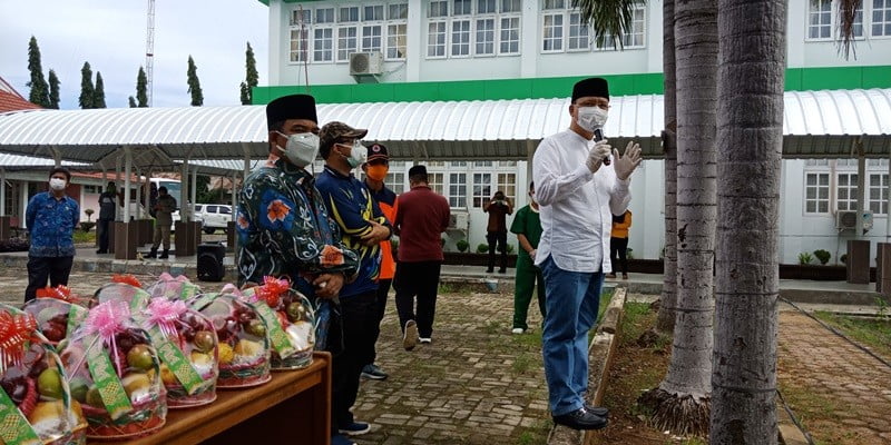Sambangi Lokasi Isolasi Nakes Positif Corona, Gubernur Bengkulu Berikan THR