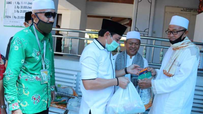 Pengurus Masjid Jamik Kota Bengkulu Terima Bantuan Sembako