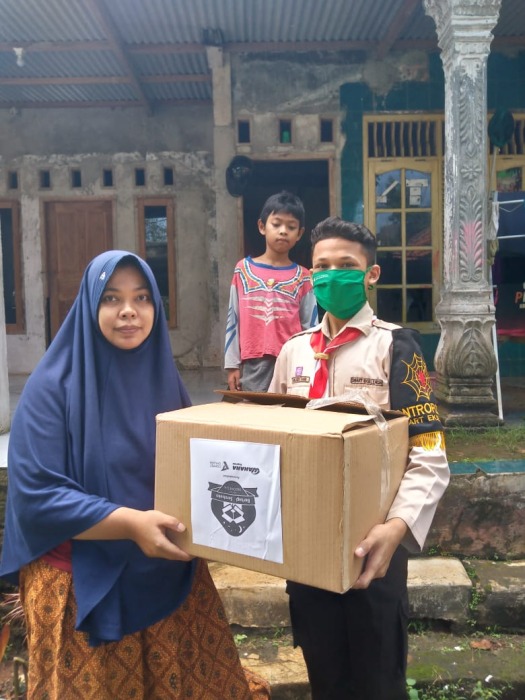 Salut! Siswa SMART Bagikan Sembako ke Warga Sekitar Sekolah