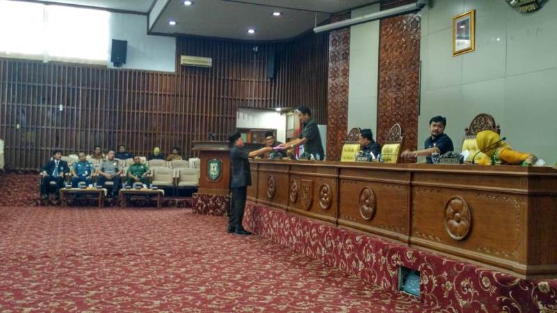 Juru bicara Pansus DPRD Provinsi Bengkulu Suimi Fales memberikan laporan hasil tim pansus ke pimpinan dewan