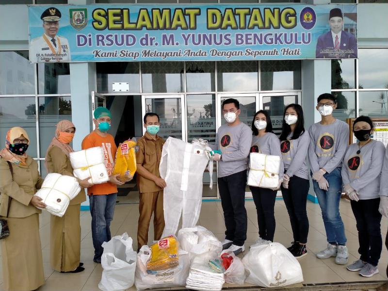 Andrian Wahyudi Serahkan APD ke Petugas Medis di RSUD M Yunus