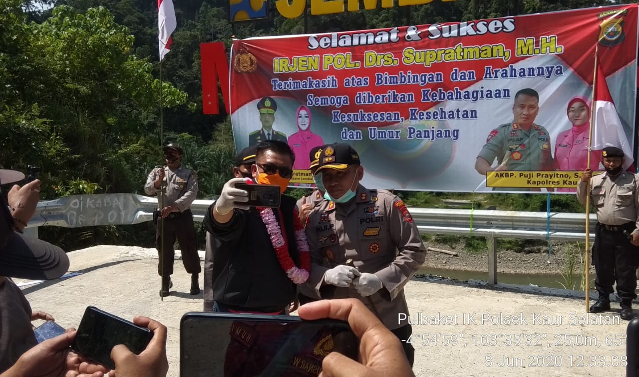 Perpisahan Mantan Kapolda Irjen Pol Supratman di Perbatasan Kaur Penuh Haru