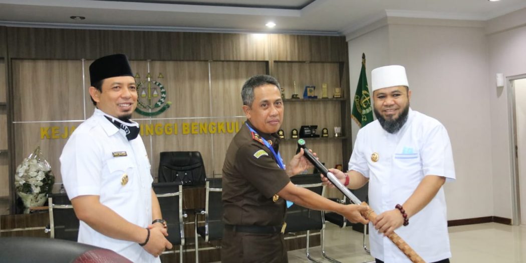 Dikunjungi Walikota, Kajati Bengkulu Diberikan Tongkat