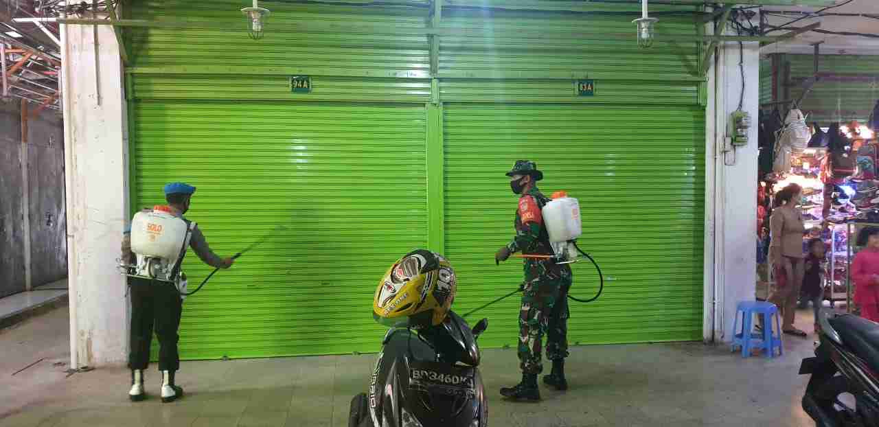 TNI/Polri di Curup Sterilkan Pasar Dengan Disinfektan