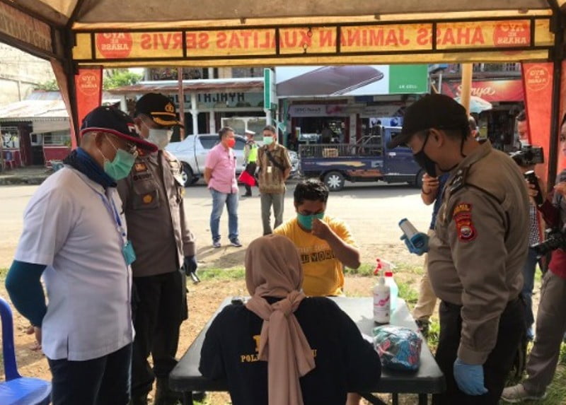 Kapolres meilhat petugas Kesehatan yang sedang melakukan rapid test masyarakat
