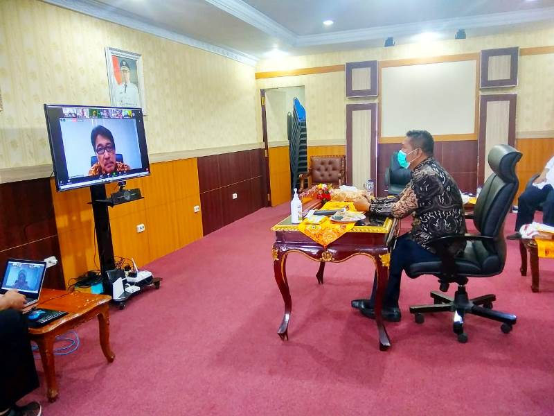 Wakil Gubernur Bengkulu Dedy Ermansyah (kanan) saat rapat (kanan)