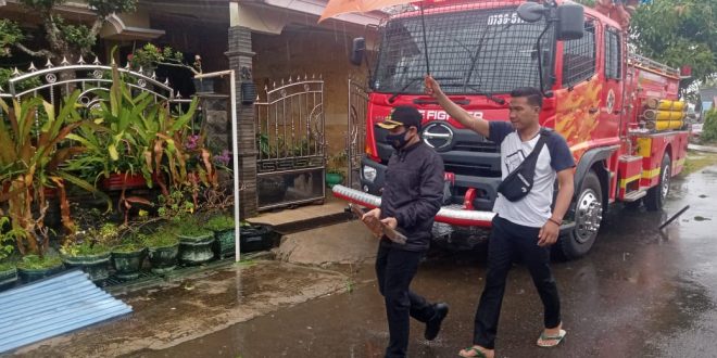 Plt Walikota Bantu Evakuasi Atap Rumah Warga Terdampak Puting Beliung