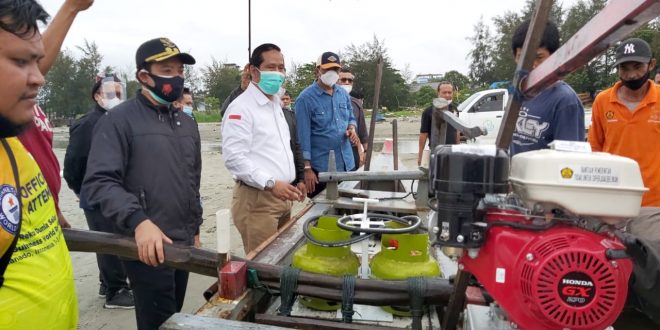 Plt Walikota Serahkan Bantuan Mesin Konversi BBM ke BBG kepada Nelayan