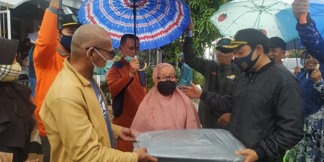 Prihatin Pada Warga Terdampak Puting Beliung, Plt Walikota Serahkan Bantuan Terpal