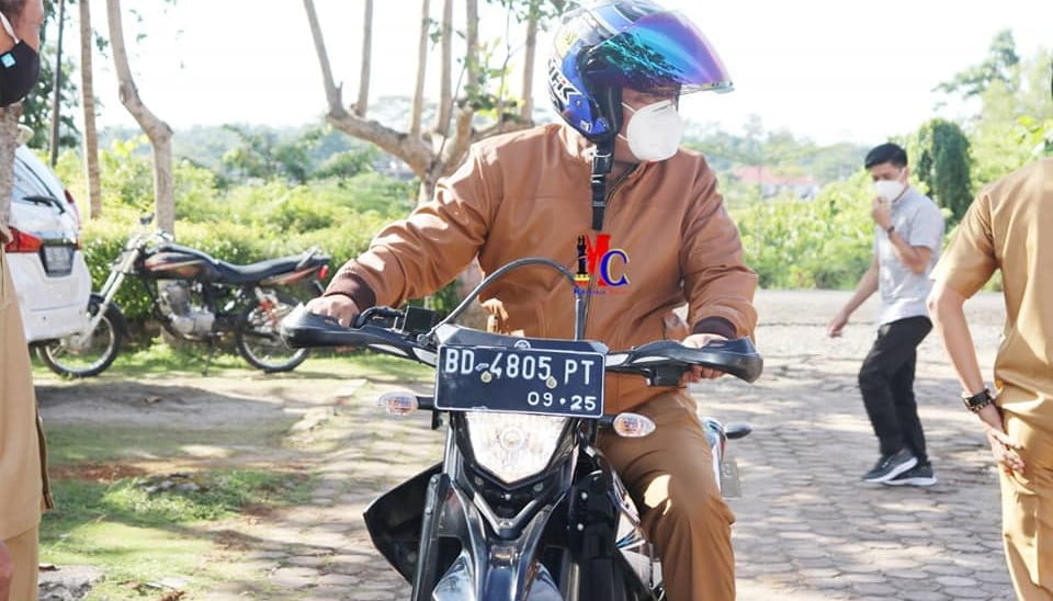 Pakai Motor, Bupati Erwin Kunjungi Sejumlah OPD
