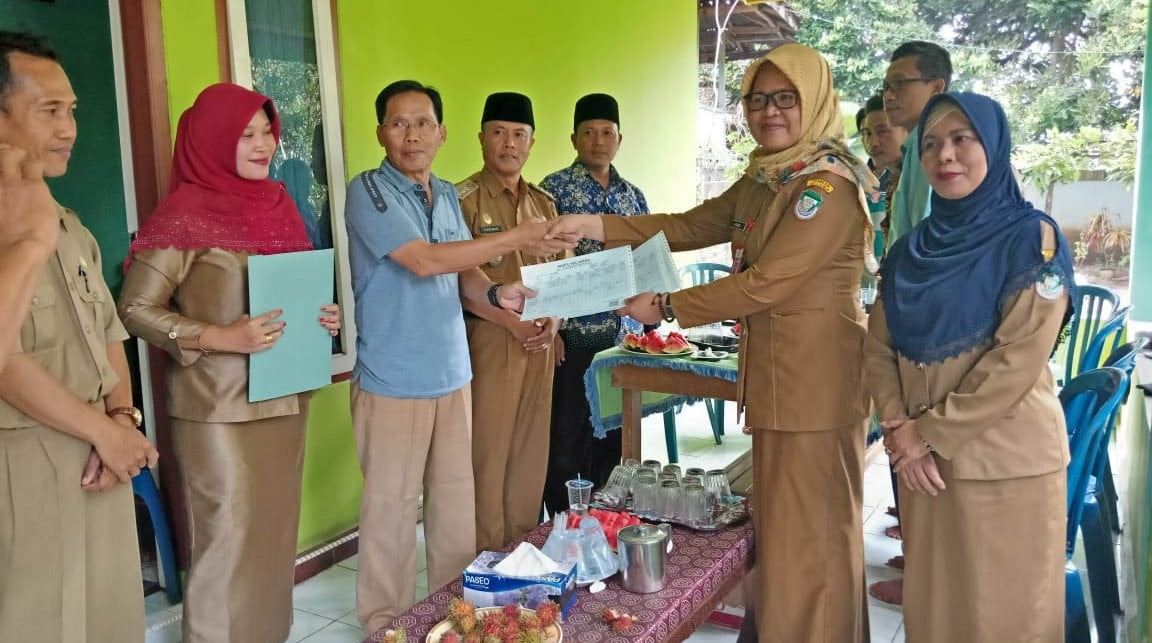 Dinas Dukcapil Seluma Serahkan Dokumen Kependudukan Warga Korban Banjir