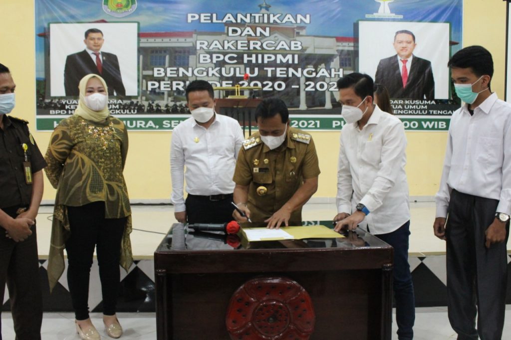 Bupati Ferry Buka Pelantikan HIPMI 2020-2023