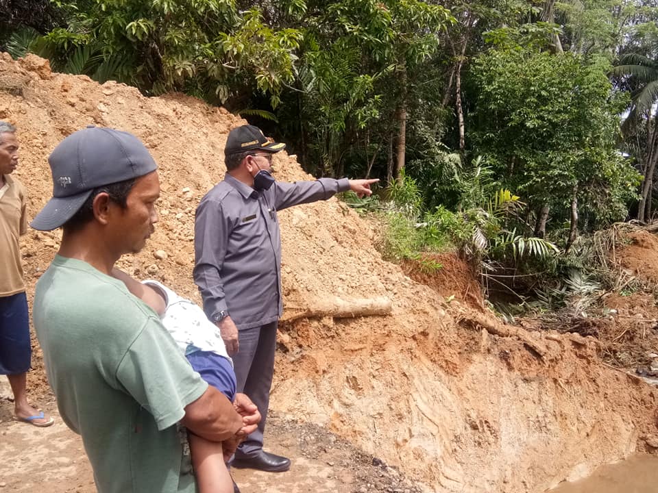 Hari Libur, Ketua Komisi I DPRD Benteng Tinjau Jembatan Rusak